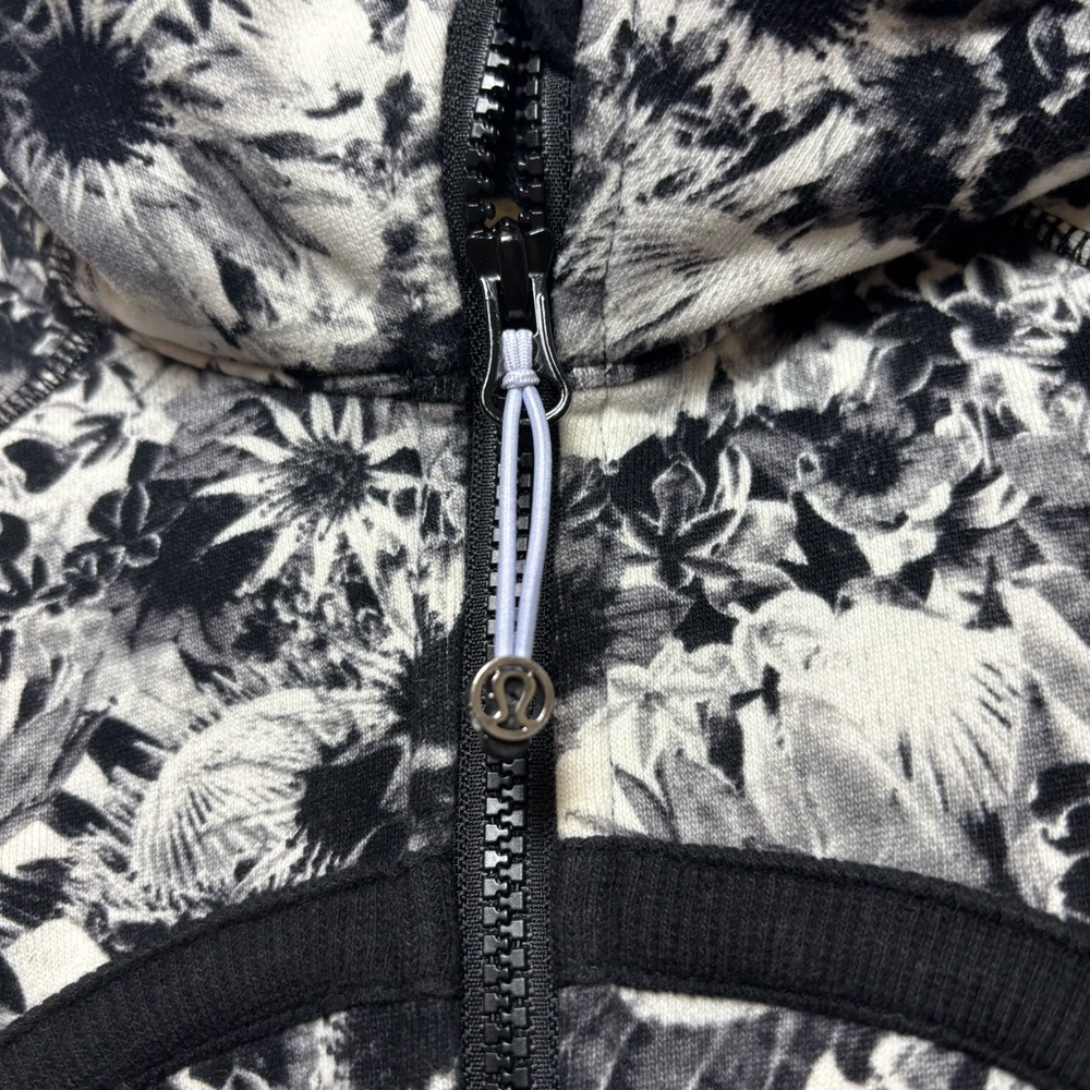 Lululemon Scuba Hoodie size 4 Flowabunga Black Angel Wing - Picture 2 of 8